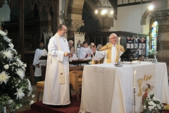 Fr Tony welcomes the Archdeacon of Northampton Dsc03030